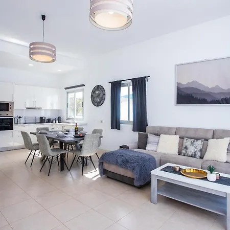 3-bed In Playa Blanca By Retreat Villas וילה *