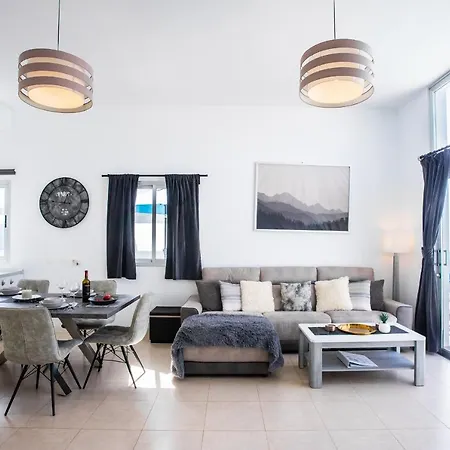 Willa 3-bed In Playa Blanca By Retreat Villas